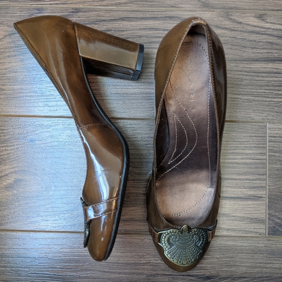 Tahari Brown Patent Pumps - Picture 2 of 8